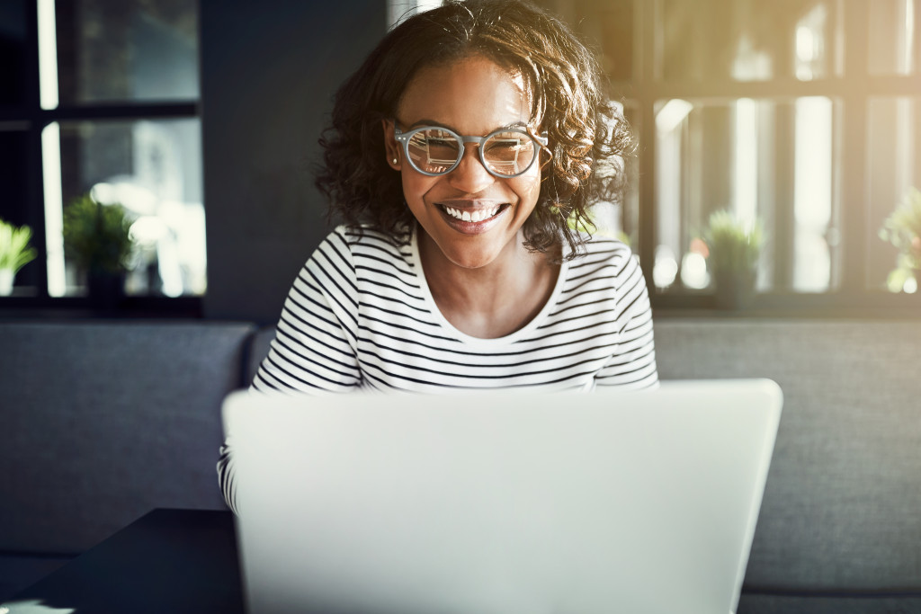 woman smiling looking at the laptop